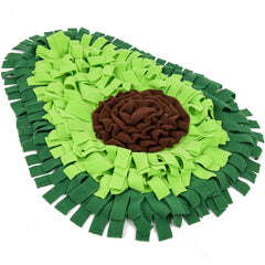 Die grüne Schnüffelmatte in Avocadoform von oben: zweifarbig grüne Fleecestreifen um eine braune Fleece-Rosette, vor weißem Hintergrund.